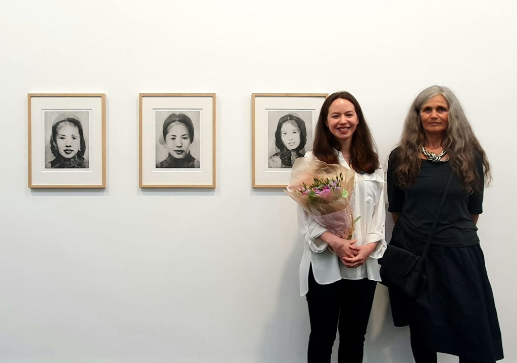 Prisvinner Cathrine Alice Liberg og Gro Finne fra Norske Grafikeres Fonds styre foran verket «No name Woman»